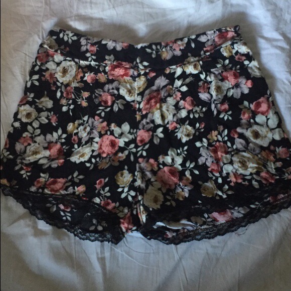 women’s floral shorts - Picture 1 of 3